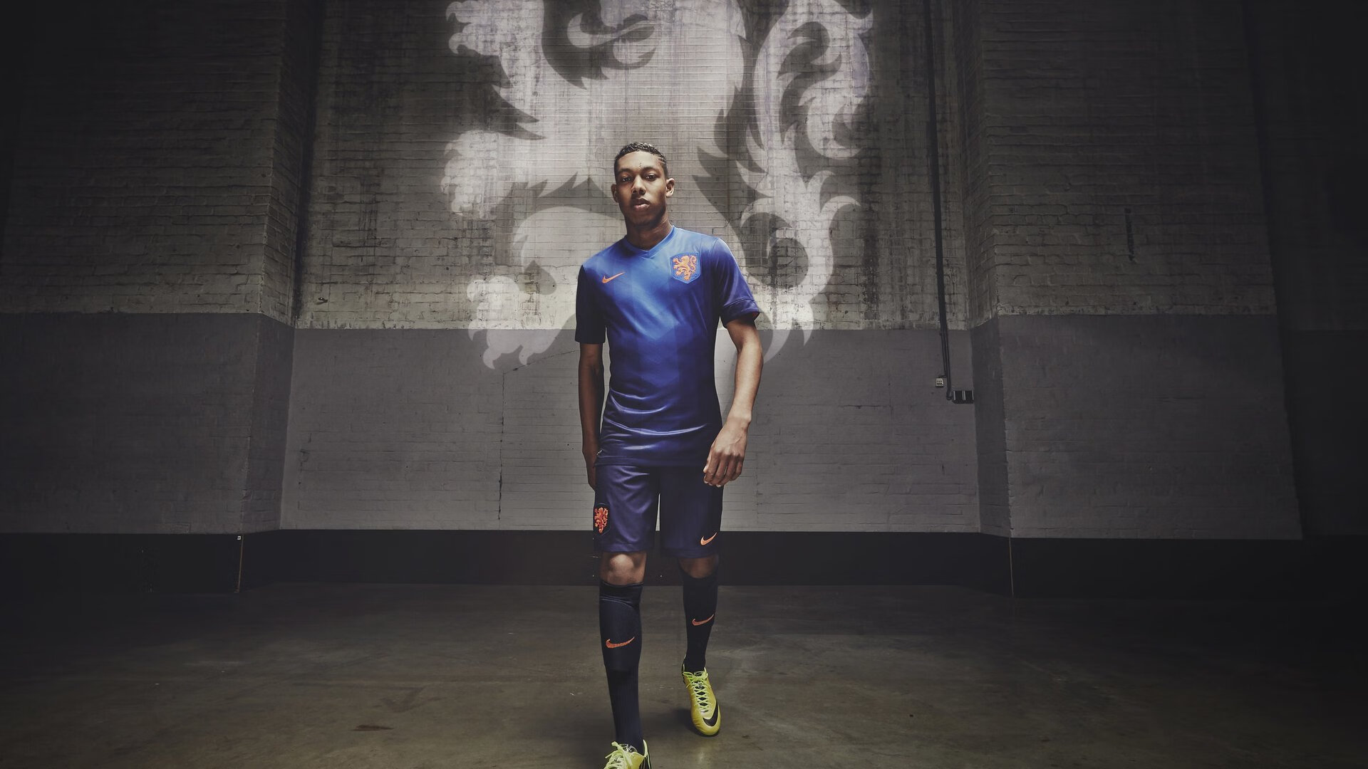 里昂边锋插上拉扯出巨大进攻空间，里昂集锦