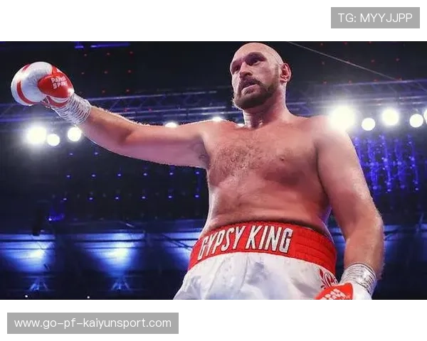 拳击赛焦点战，泰森·富里成功卫冕，泰森富里拳套